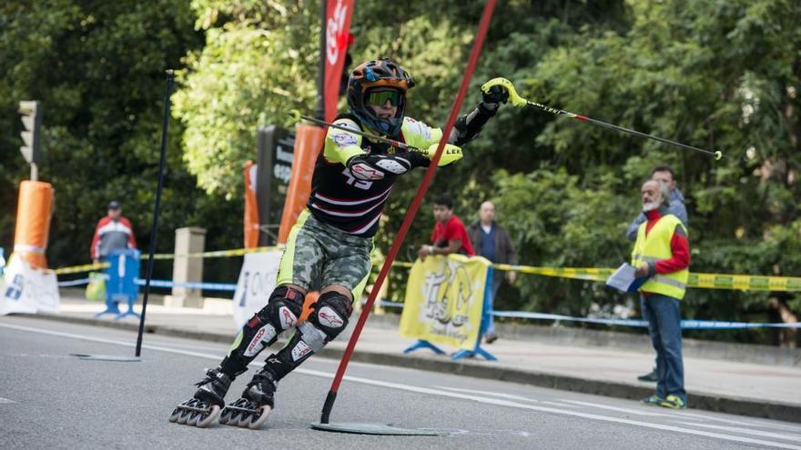 Un joven en una exhibición de patinaje alpino por las calles de la ciudad.