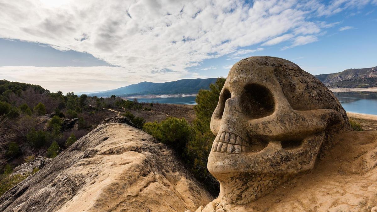 Esculturas gigantes, inspiración espiritual y un museo al aire libre: así es la ruta de senderismo que descubre más de 20 caras esculpidas en roca