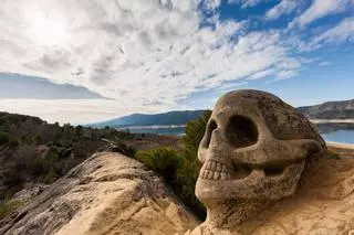 Esculturas gigantes, inspiración espiritual y un museo al aire libre: la ruta de senderismo con 20 caras esculpidas