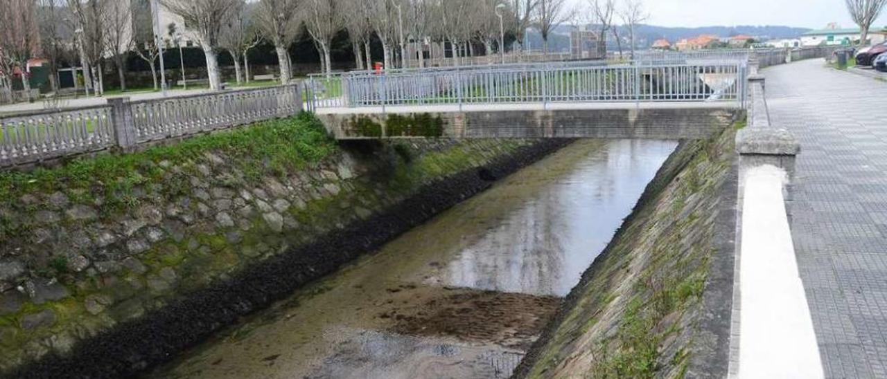 Los técnicos proponen abrir la desembocadura del Orxas para localizar los rebosaderos. // Gonzalo Núñez