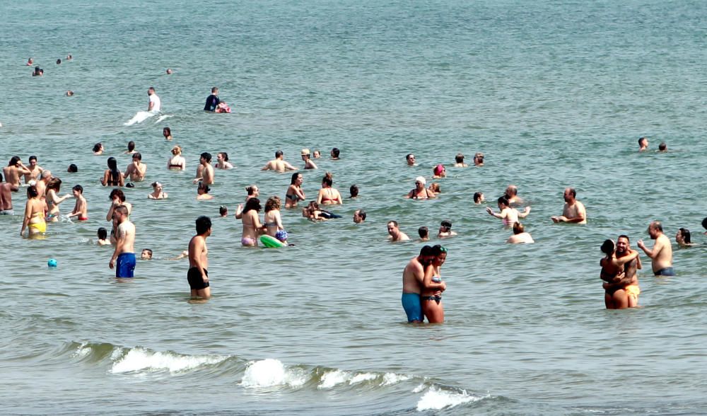 La playa del Cabanyal reabre tras su cierre por vertidos fecales