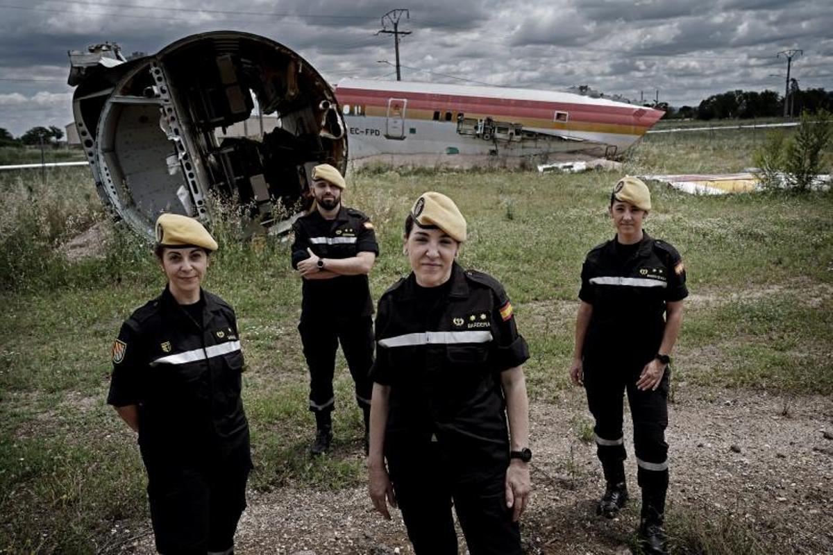 Carmen Sarabia, Ricardo Serrano, Pilar Bardera y Laura Romero de Ávila (de izquiera a derecha), integrantes del equipo de Psicología de la Unidad Militar de Emergencias, en el Polígono de Catástrofes de la base aérea de Torrejón.