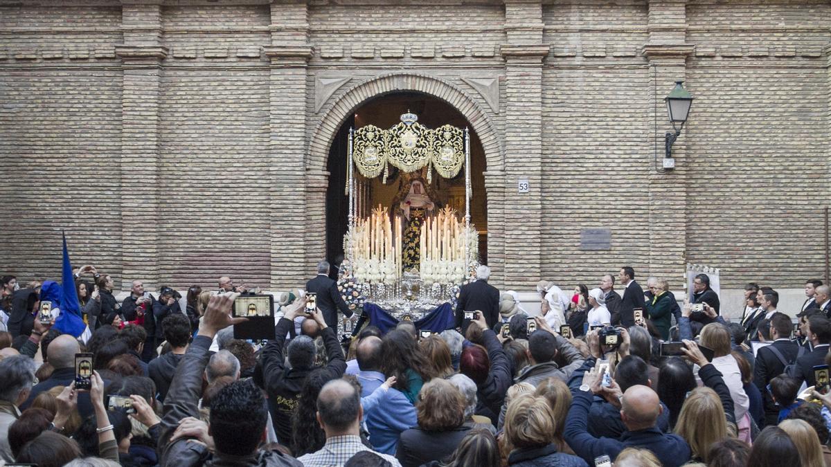 Salida de la Virgen del Dulce Nombre del convento de las Mónicas el Domingo de Ramos.