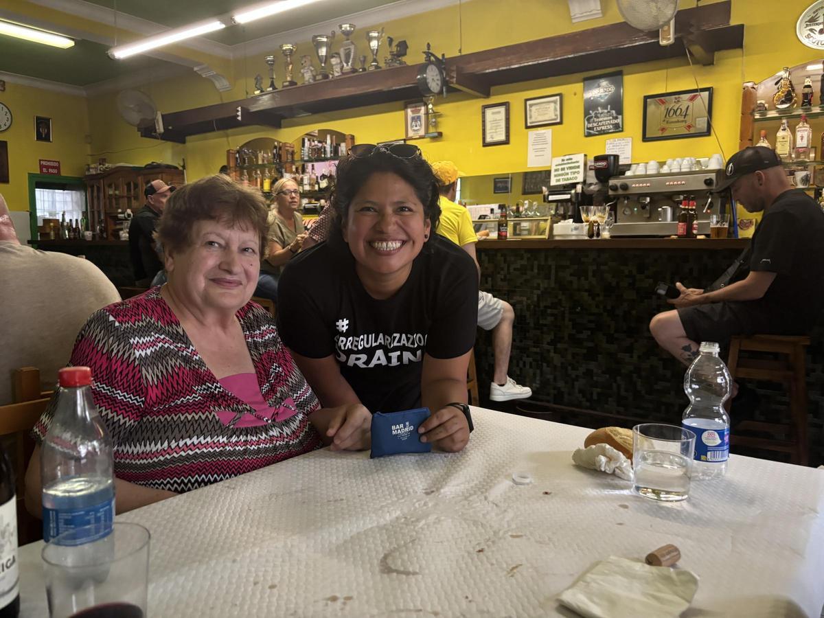 Por la izquierda, Carmen Rubio y Glenda Huerto posan con un detalle que el bar les regaló en el Día de la Madre.