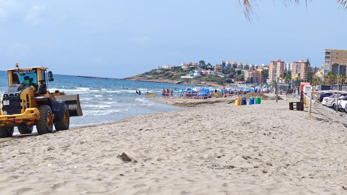 Una parte de la playa Morro de Gos estaba cerrada este jueves por los trabajos de reposición de arena.