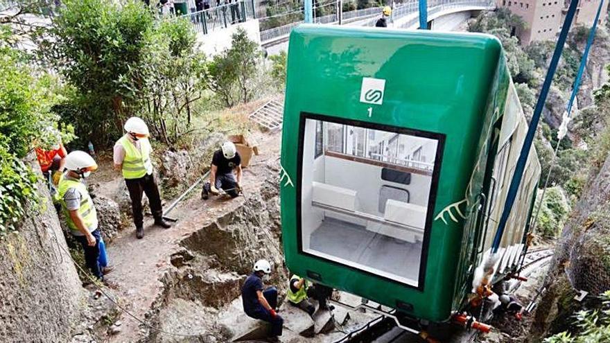 Treballs d&#039;instal·lació d&#039;un dels dos combois del funicular, que han estat restaurats a Itàlia