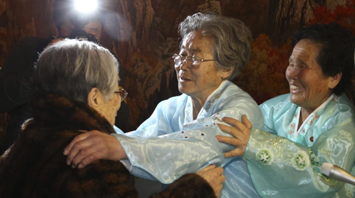 82 ancians de Corea del Sud, separats de les seves famílies de Corea del Nord per la guerra, es reuneixen per primera vegada