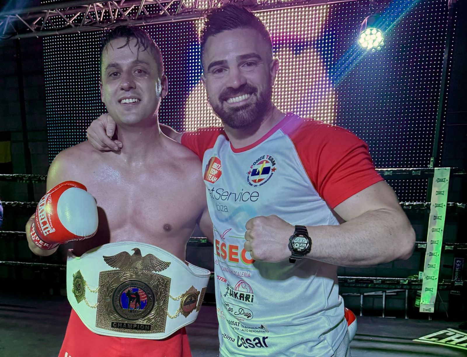 El púgil ibicenco, con el cinturón de campeón de España y Antonio Ponce. | DIARIO DE IBIZA