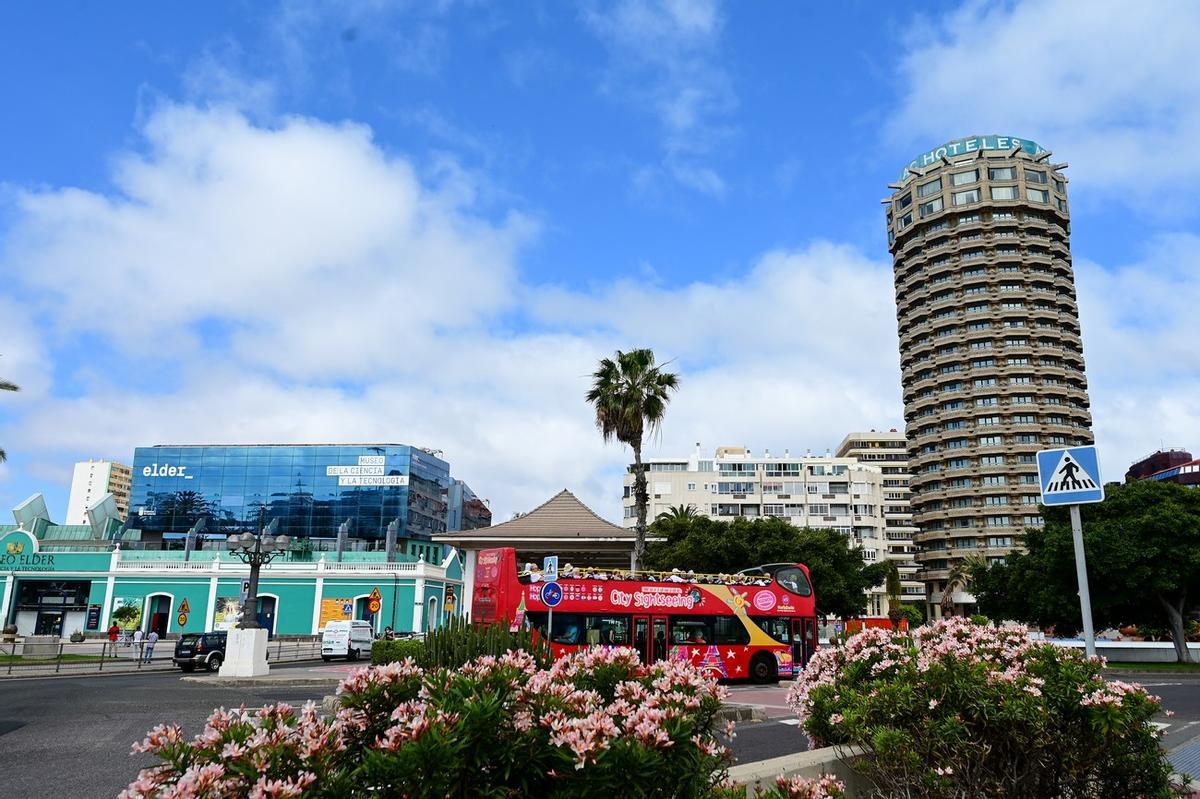 Música tradicional y productos canarios para celebrar el Día de Canarias en los puntos de información y en la guagua turística.