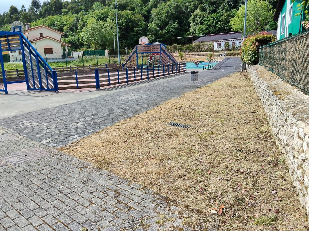 Llanes pone a punto todos los parques infantiles y las áreas recreativas del concejo