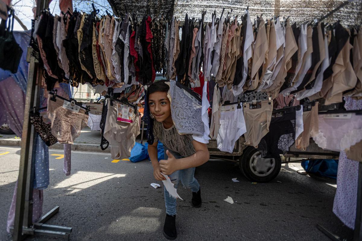 El histórico mercado ambulante inicia un exilio temporal: las obras de reforma del barrio exigen dejar libres las calles del Acer, de la Metal·lúrgia y del Crom, donde los puestos comerciales llevaban más de 50 años asentados. La nueva ubicación es desde el cruce de la calle de los Ferrocarrils Catalans con calle Foc hasta el cruce de la calle de la Mare de Déu de Port con el de calle Motors.