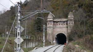Pla obert de lentrada del túnel de Toses (Ripollès) per on hi circulen els trens de lR3 en direcció a Puigcerdà. Imatge del 30 dabril de 2021 (Horitzontal)