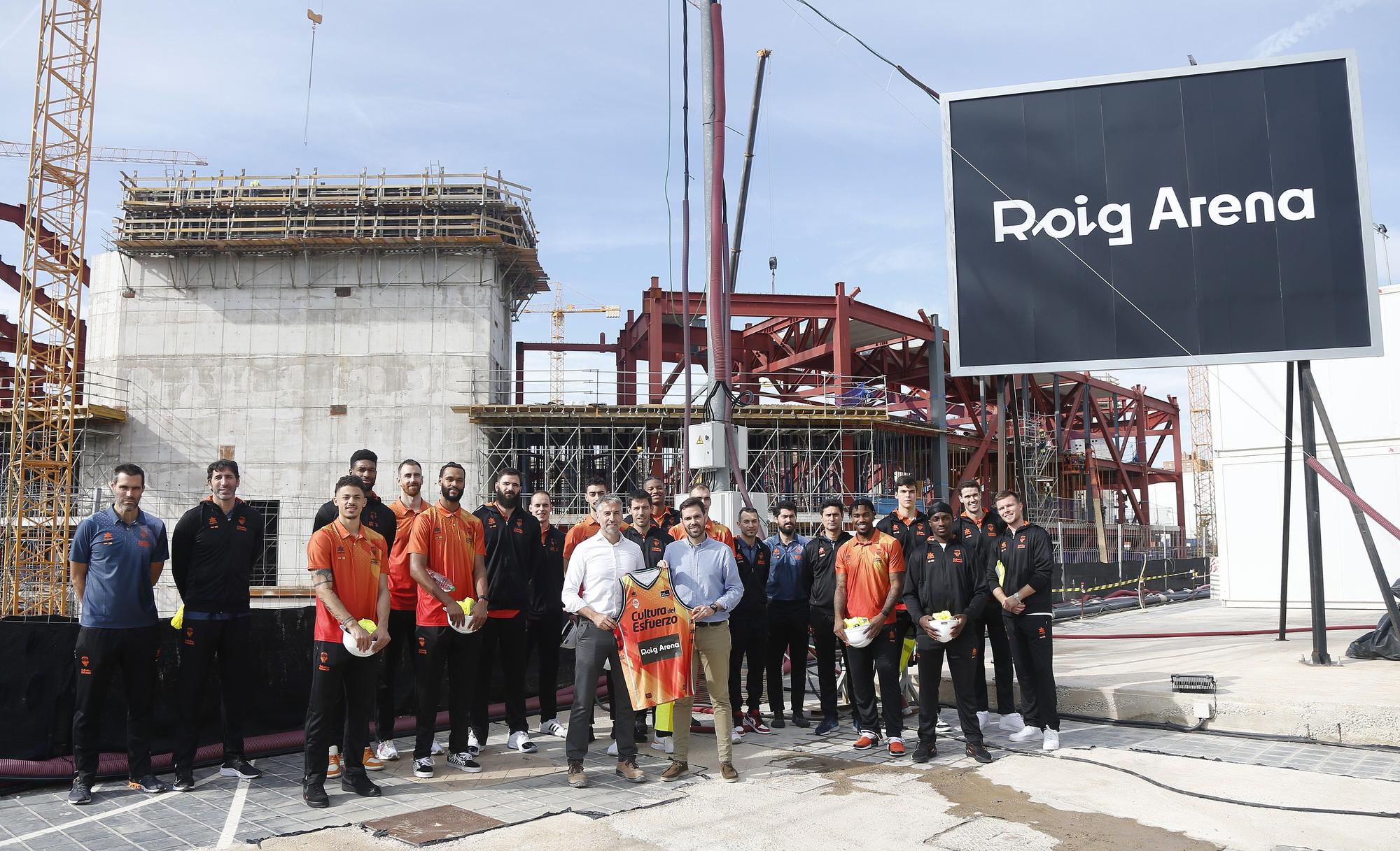 Los jugadores y los técnicos del Valencia Basket visitan el Roig Arena