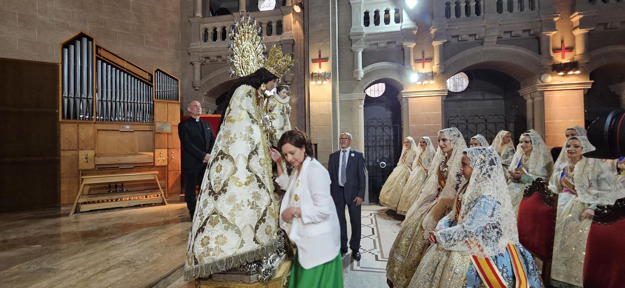 El Besamanos de falleras mayores y cortes 2024, en imágenes