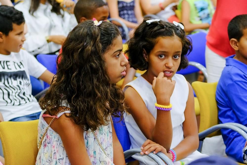 Medio centenar de niños saharauis visitan el Cabildo