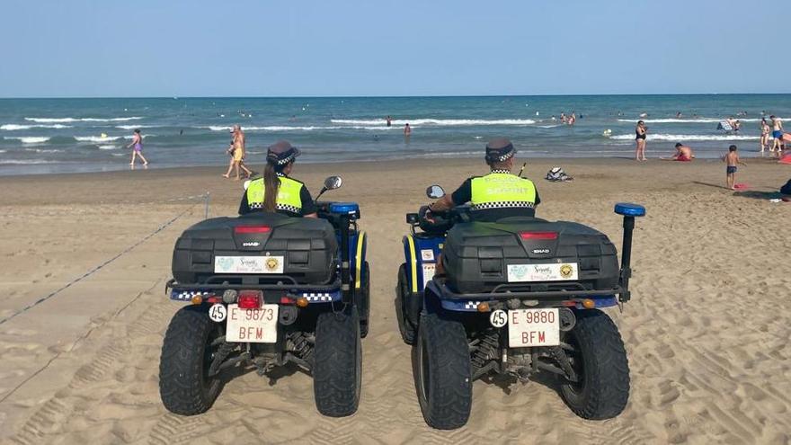 Unos agentes de la Policía Local, en la playa.