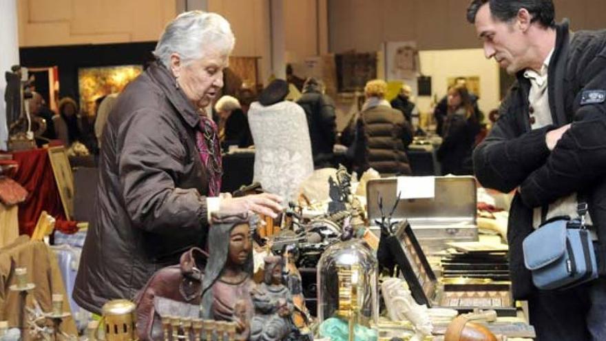 Dobre cita feiral na Estrada de antigüidades, artesanía e oportunidades do comercio