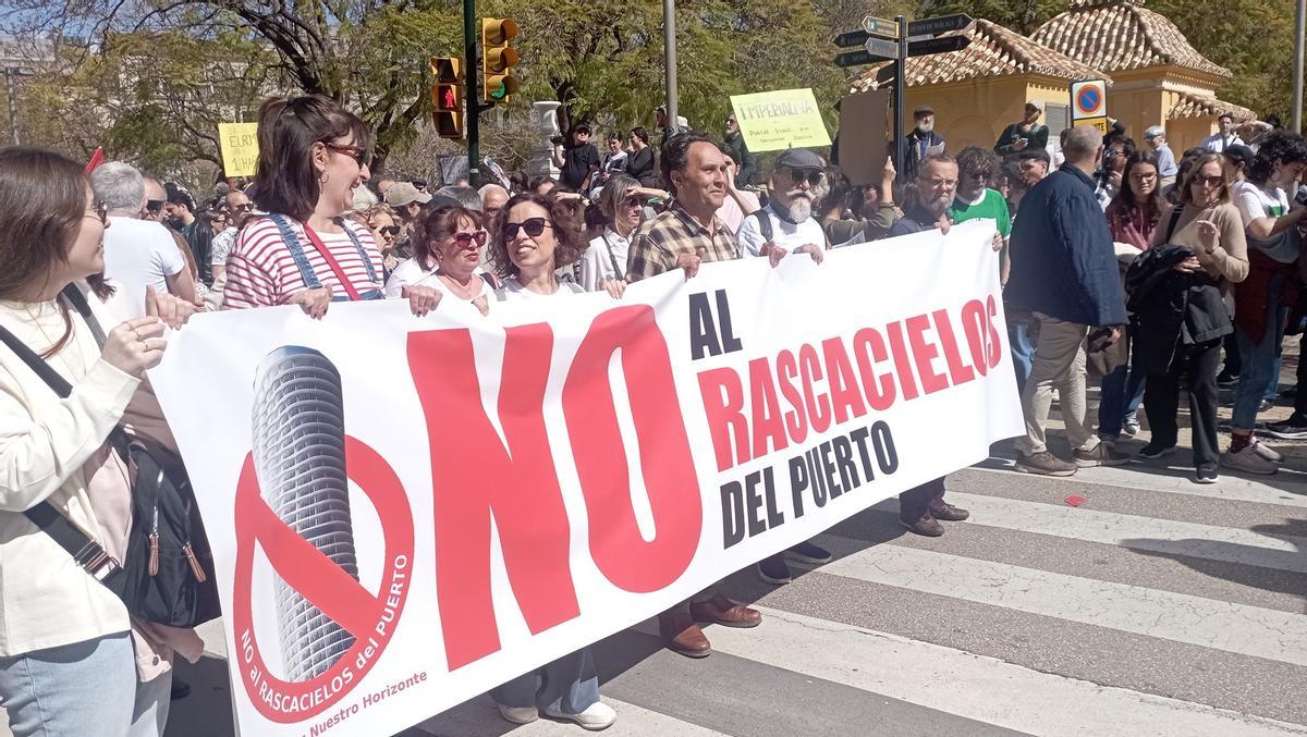 La plataforma ciudadana Defendamos Nuestro Horizonte, contra el rascacielos del Puerto, también estuvo presente en la manifestación del sábado.