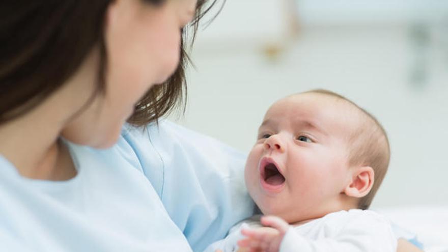 Una madre con su hijo recién nacido