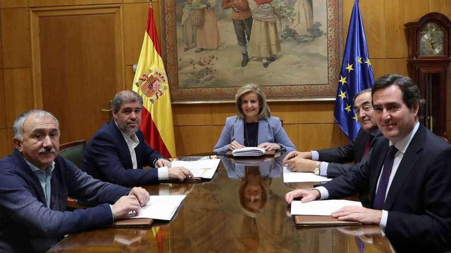 Pepe Álvarez (UGT), Unai Sordo (CC OO), la ministra Fátima Báñez, Juan Rosell (CEOE) y Antonio Garamendi (Cepyme), durante la reunión de ayer. // Efe