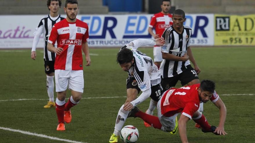 Jesús Álvaro, ayer como centrocampista, lucha con Mauri por el control del balón en el partido entre la Balona y el Cartagena