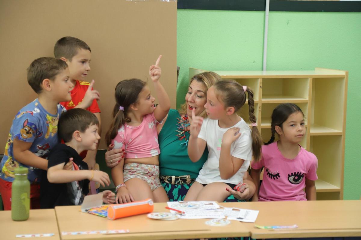 Córdoba. La teniente de alcalde delegada de Servicios Sociales, Eva Contador, asiste al arranque de las escuelas de verano. En el colegio San Lorenzo