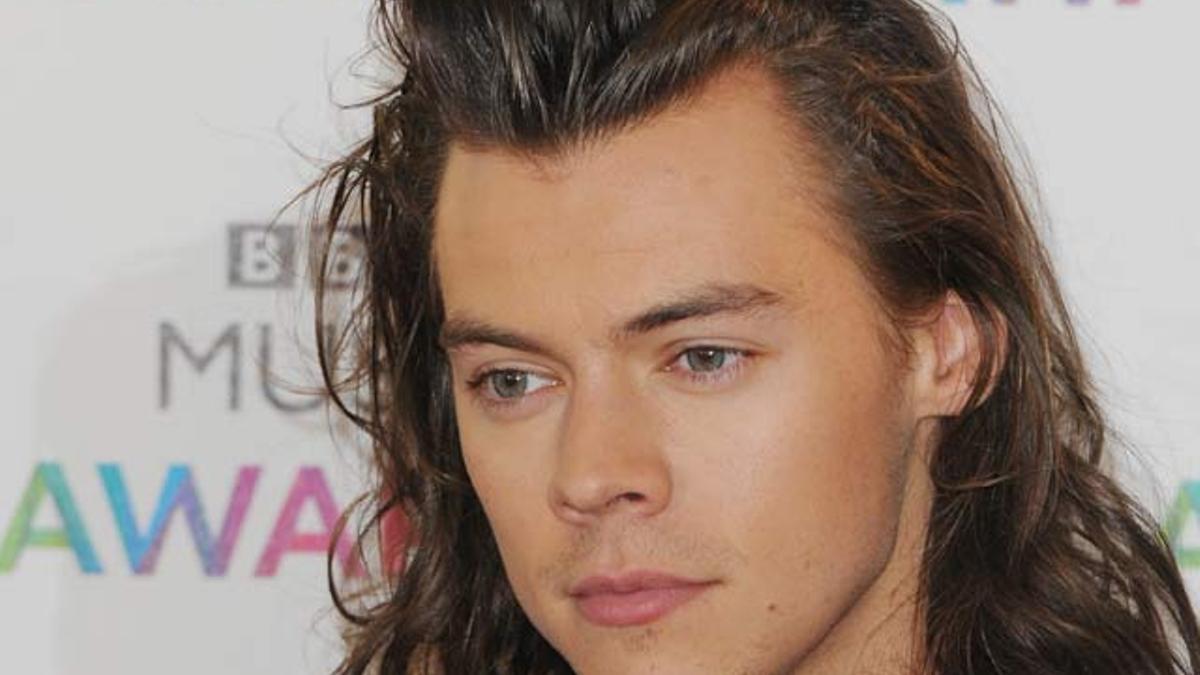 Harry Styles sorprende con tres looks muy diferentes