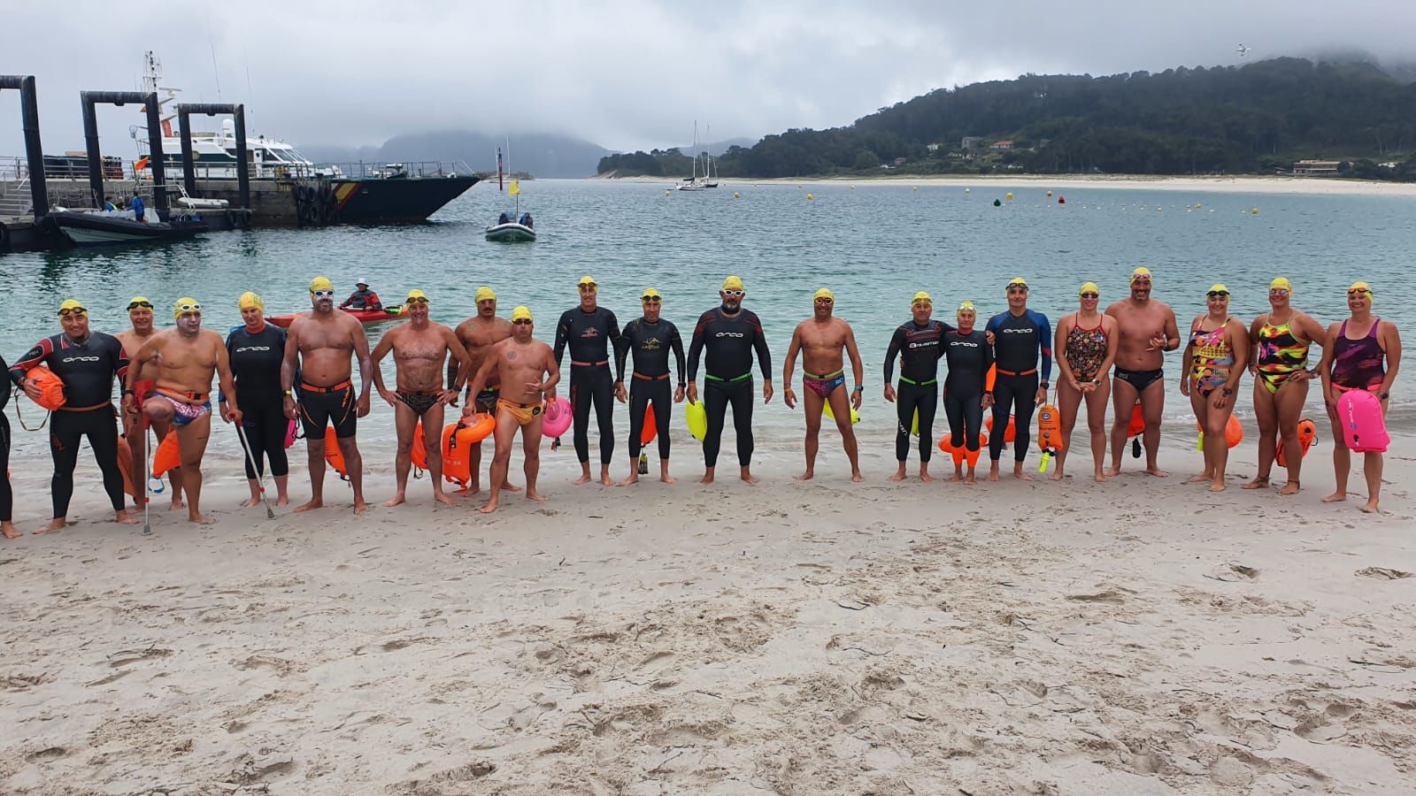 Los héroes de la natación salen de Cíes rumbo San Simón