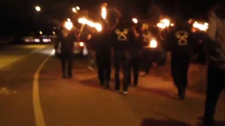 Un grupo de neonazis marcha con antorchas por Núremberg