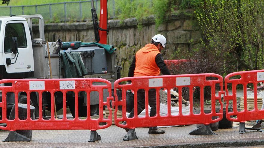 Un trabajador en una obra en Ourense.