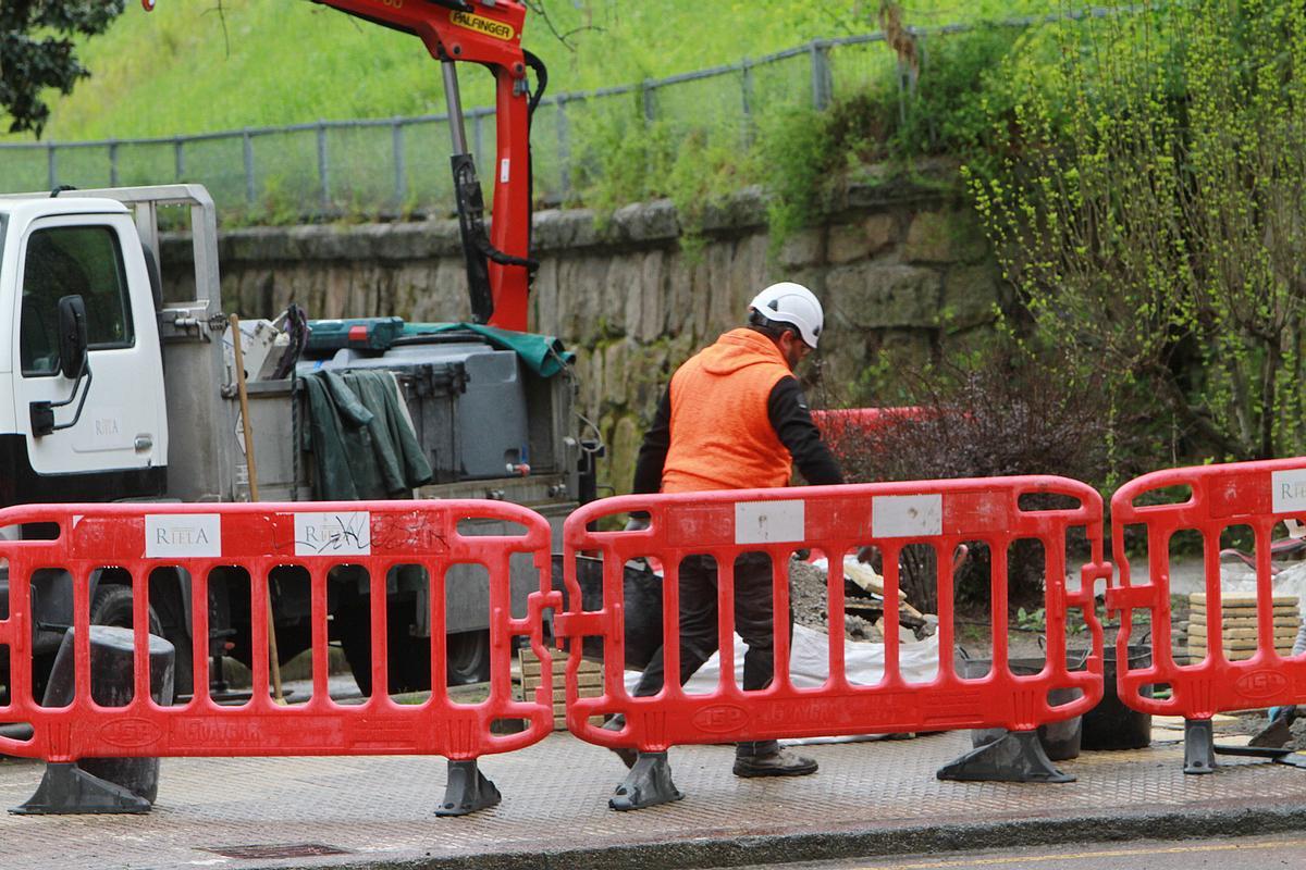 Un trabajador en una obra en Ourense.