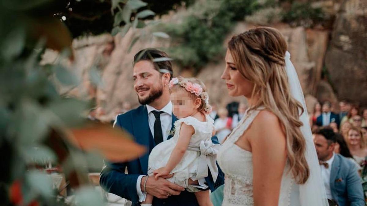 Manuel Carrasco y Almudena Navalón junto a Chloe en la boda