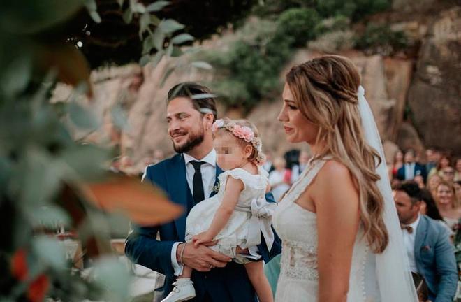 Manuel Carrasco y Almudena Navalón junto a Chloe en la boda