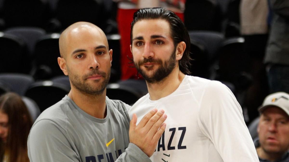 El jugador Ricky Rubio habla con el entrenador español Jordi Fernández