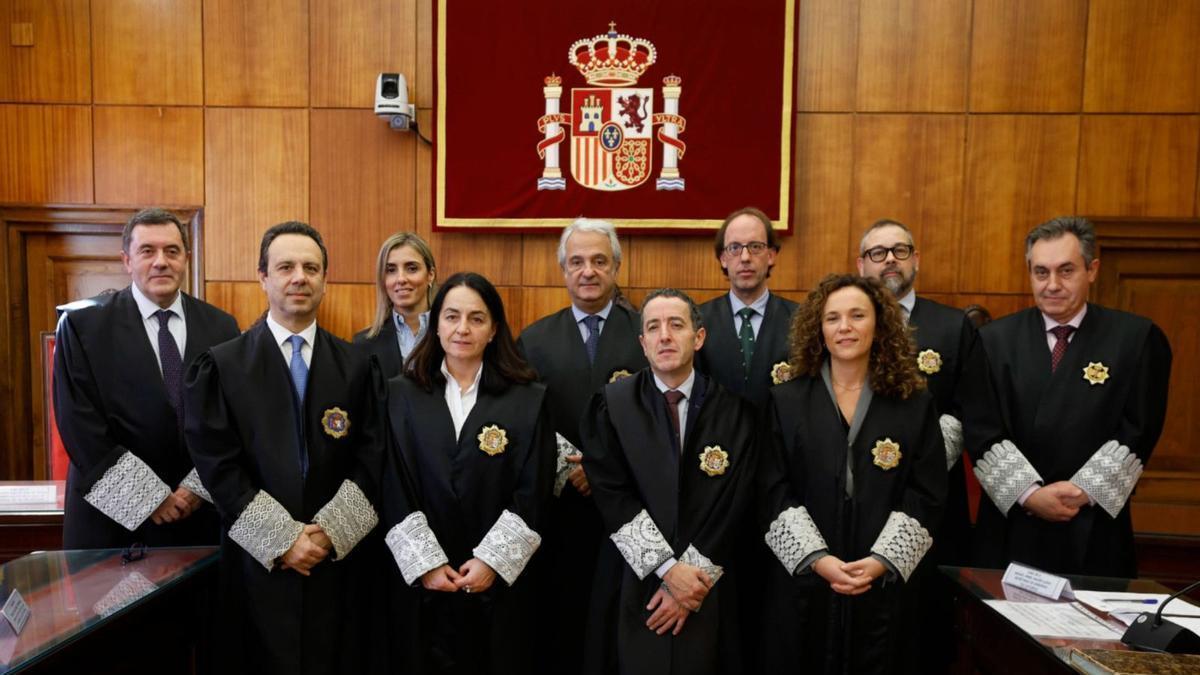 Los diez miembros de la Sala de Gobierno del Tribunal Superior de Justicia de Asturias. De izquierda a derecha, David Ordóñez Solís, Jorge Punset Fernández, Marta Huerta Novoa, María Simonet Quelle Coto, Jesús María Chamorro, Luis Ortiz Vigil, Antonio Lorenzo Álvarez, Francisca Sabater Díez de Tejada, Julio Juan Martínez Zahonero y Miguel Ángel Balbín Llera.