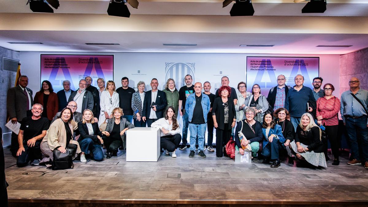 Víctimas de atentados terroristas con la consellera Parlon