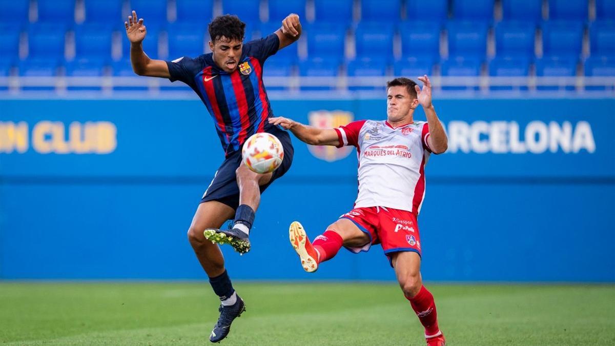 Chadi Riad pelea un balón en el Barça Atlètic - Calahorra