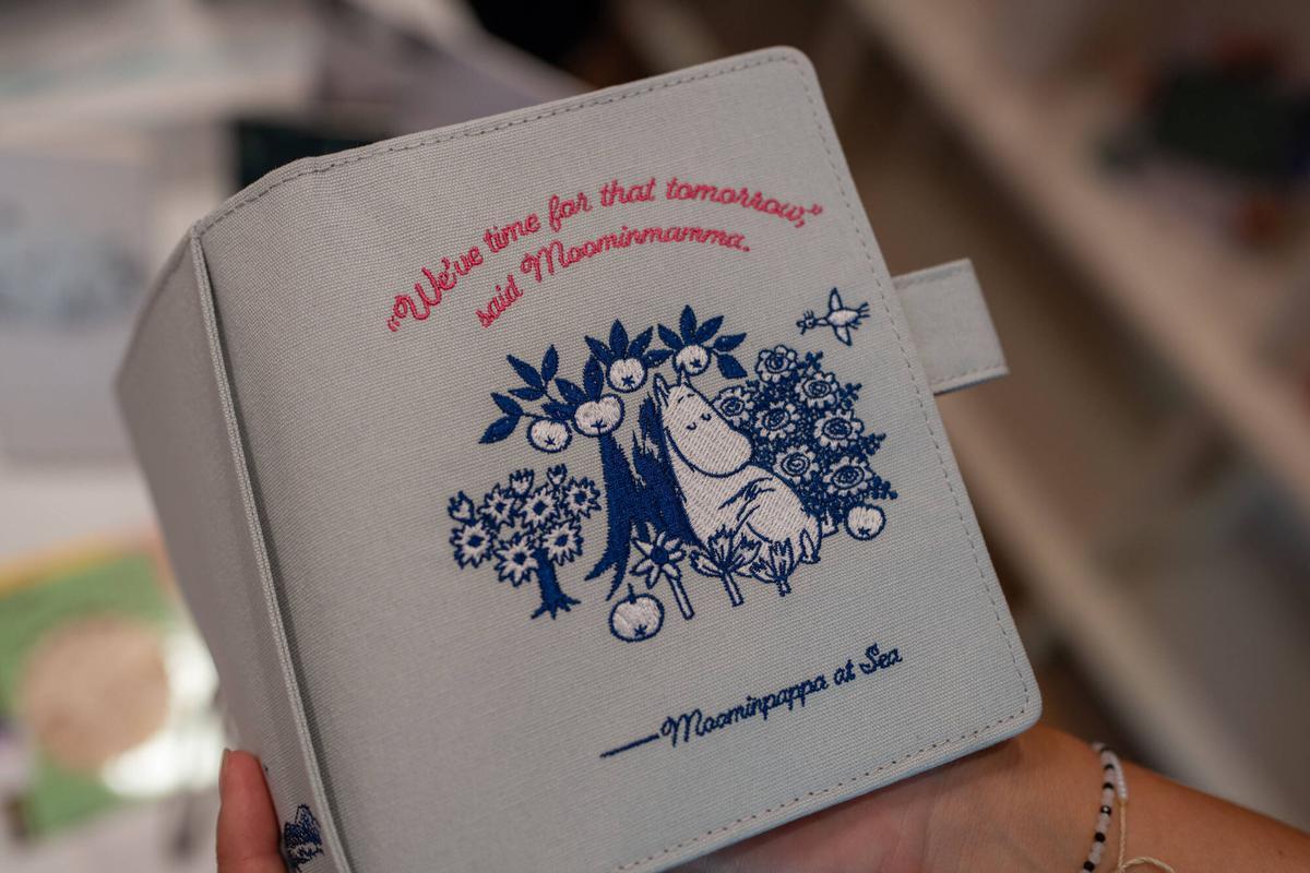 Barcelona. Ambiente en la papelería Entropía durante la exposición de las nuevas agendas Hobonichi, con visitantes descubriendo los diferentes diseños y modelos antes de su salida a la venta. 25 de agosto de 2026. Cultura. AUTOR: ZOWY VOETEN