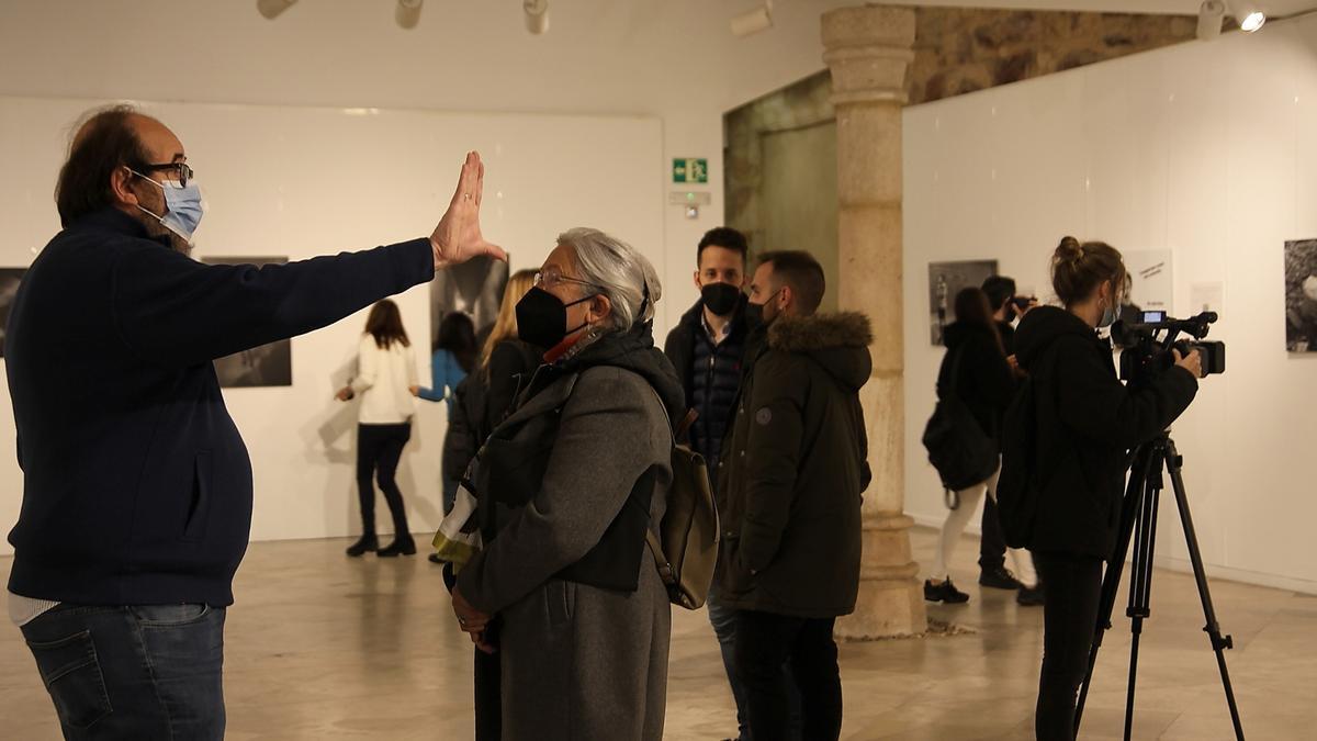 Profesores y alumnos de La Vaguada, en la exposición fotográfica de La Alhóndiga.