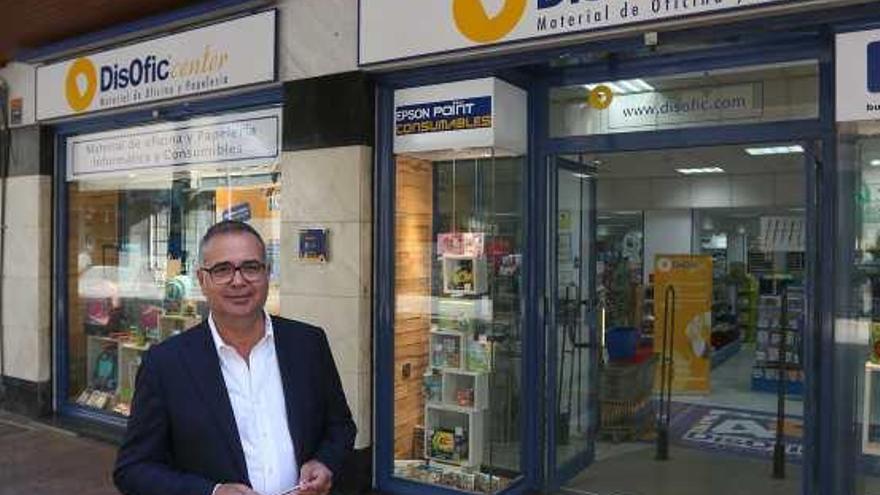 Rafael Sáez, en la tienda de Disofic situada en Casas de Campo, junto a la calle Córdoba.