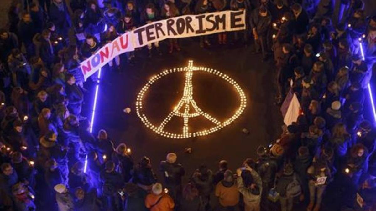 Recogimiento ante el simbolo de la paz con la Torre Eiffel, en Laussanne.