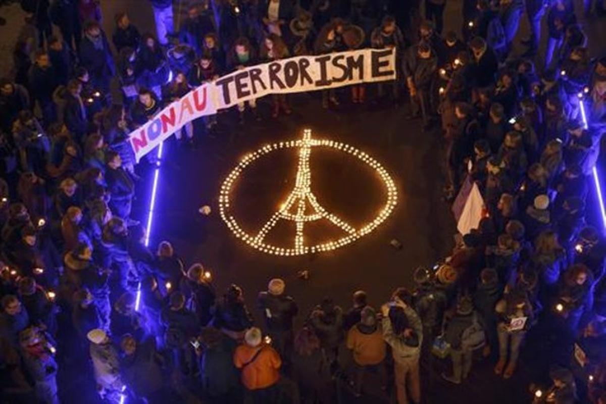 Recogimiento ante el simbolo de la paz con la Torre Eiffel, en Laussanne.