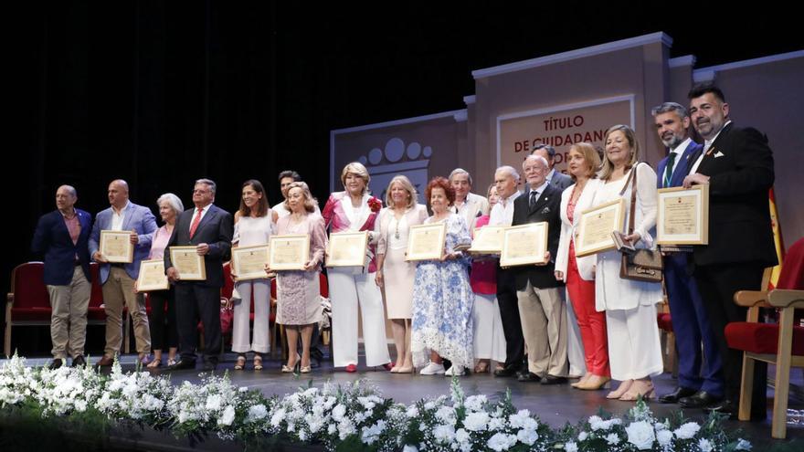 Los 15 vecinos distinguidos con el título de Ciudadano Honorario, ayer, tras el acto.