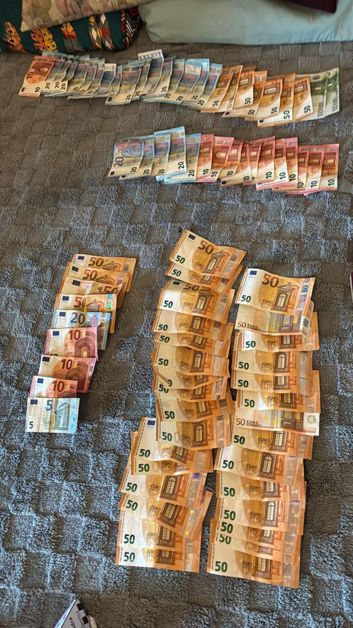 Els diners intervinguts al domicili on es cultivava marihuana a la Bisbal.