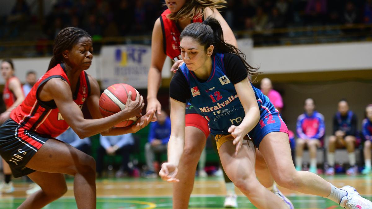 Irene Viruel lucha por el balón.