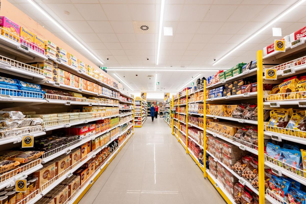 Lineales con productos en un supermercado Alimerka de la región.