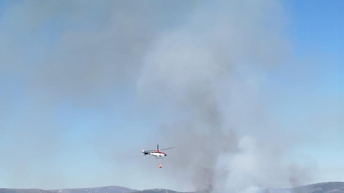 Se descontrola una quema programada en Muelas de los Caballeros y obliga a movilizar medios aéreos