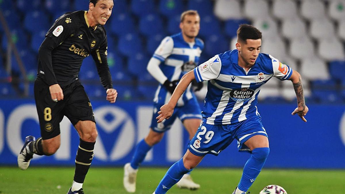 Manu Mosquera, con el balón durante el Deportivo-Alavés de Copa. |  // CARLOS PARDELLAS