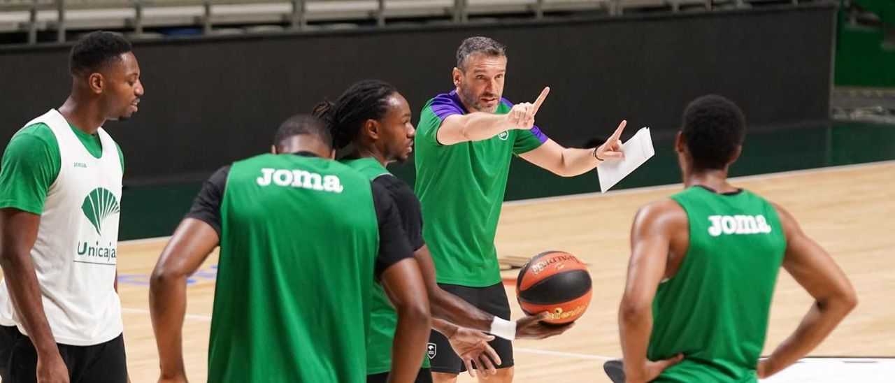 Ibon Navarro se dirige a sus jugadores en el entrenamiento en el Carpena previo al viaje a Zaragoza.