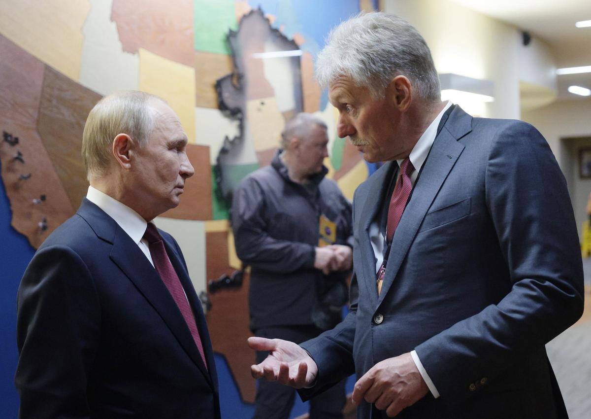 El presidente ruso Vladimir Putin y el portavoz del Kremlin Dmitri Peskov